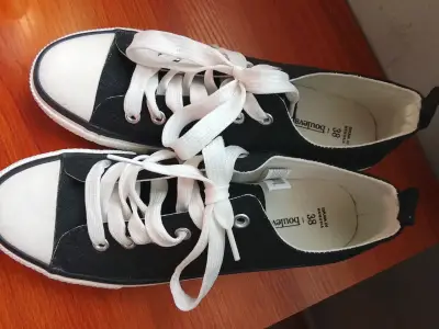 Zapatillas negras con cordones - miniatura 1