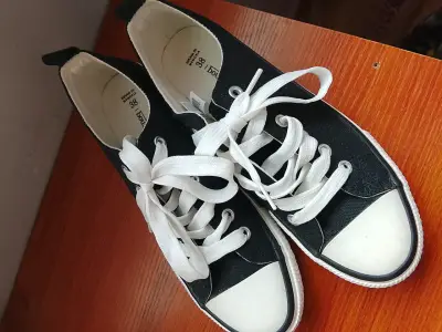 Zapatillas negras con cordones - miniatura 2