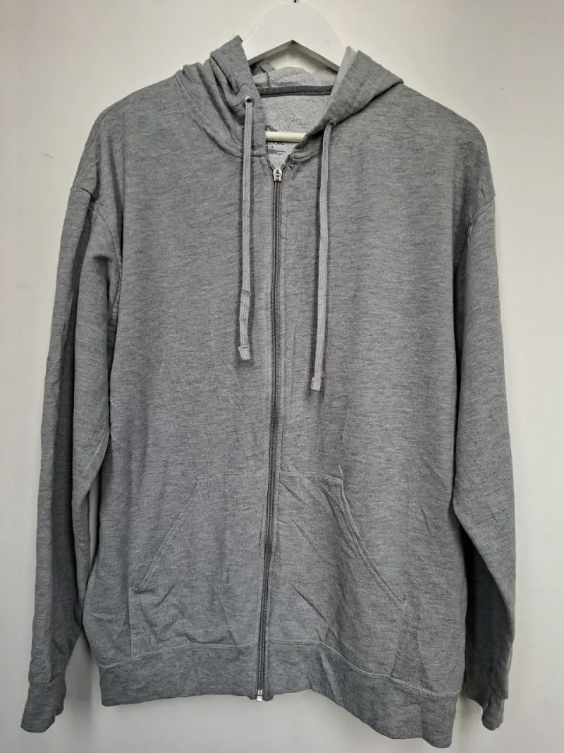 Polerón gris con capucha