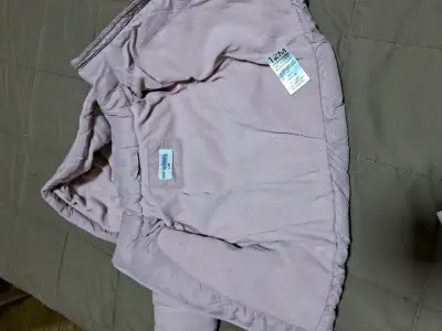 Chaqueta acolchada gris con capucha - miniatura 2