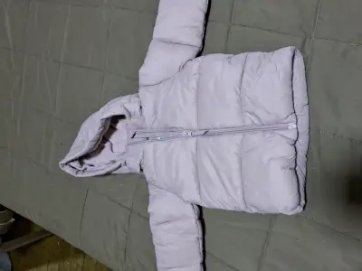 Chaqueta acolchada gris con capucha - miniatura 3