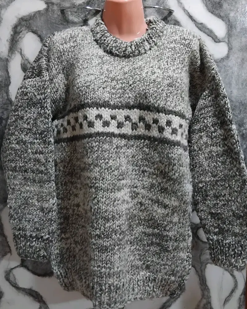 Suéter de lana gris cuello redondo