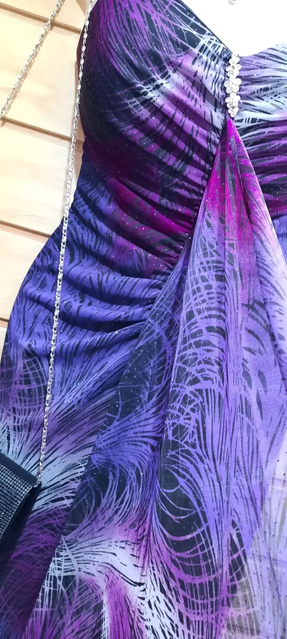 Vestido morado estampado con cartera elegante - 2