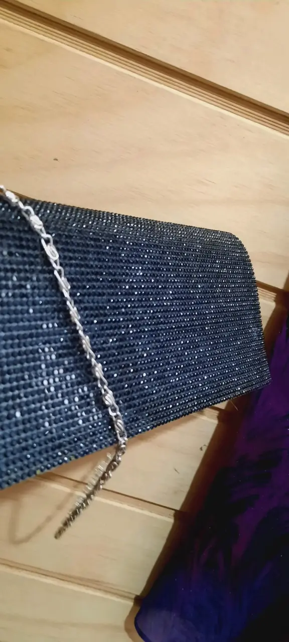 Vestido morado estampado con cartera elegante - 3