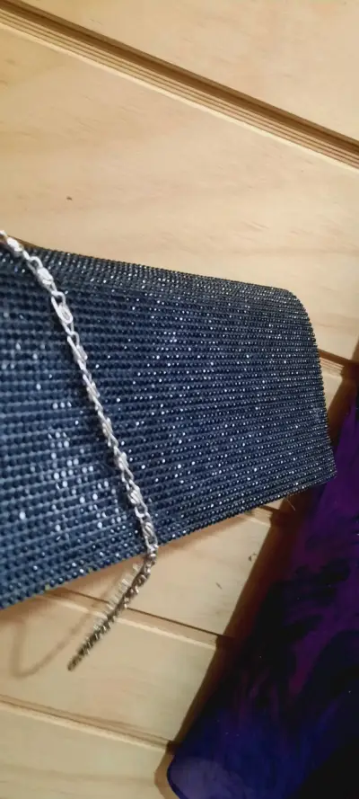 Vestido morado estampado con cartera elegante - miniatura 3