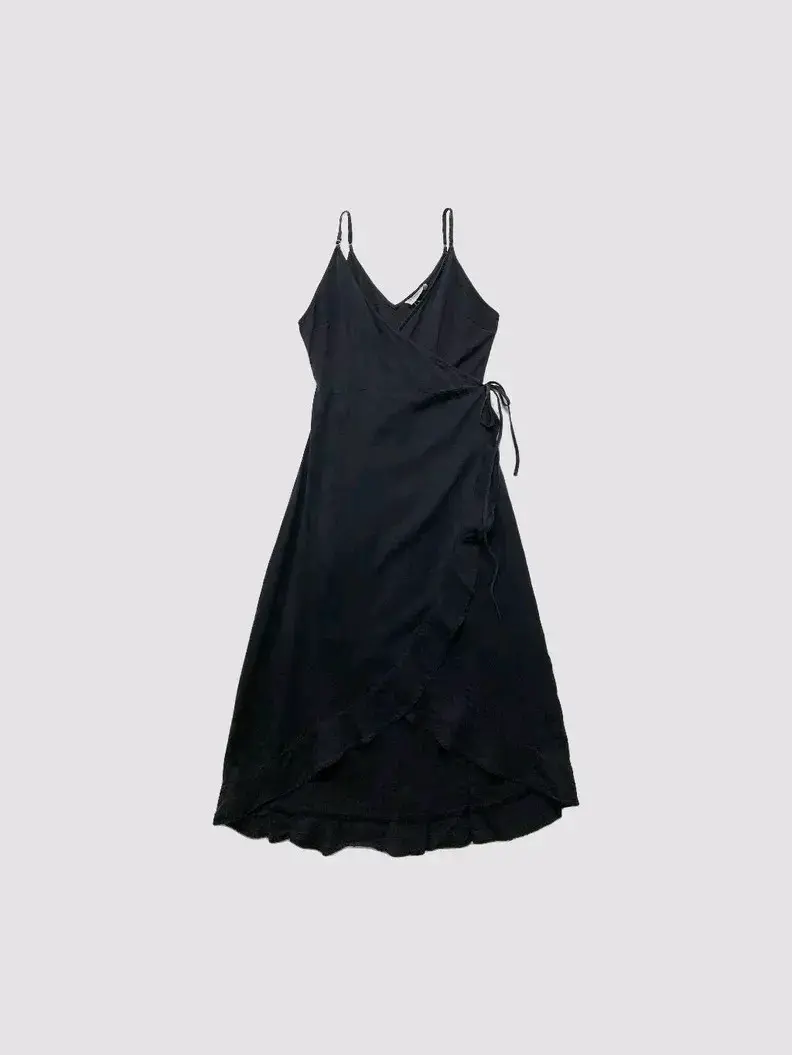 Vestido negro con tirantes