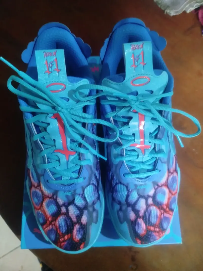 Zapatillas deportivas azules llamativas - 1