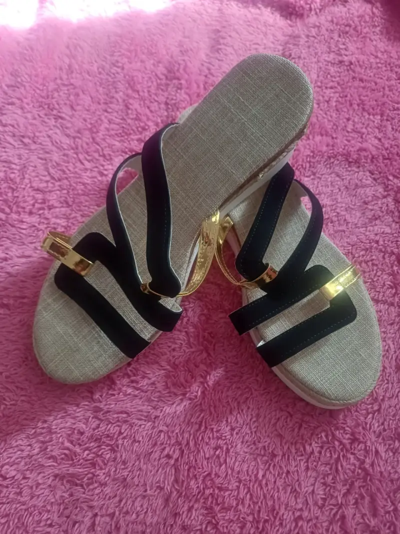 Sandalias negras con detalles dorados - 1