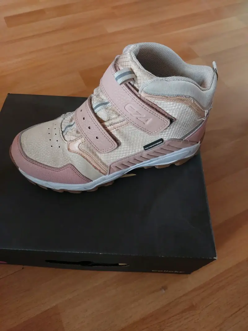 Zapatilla alta rosa para niña