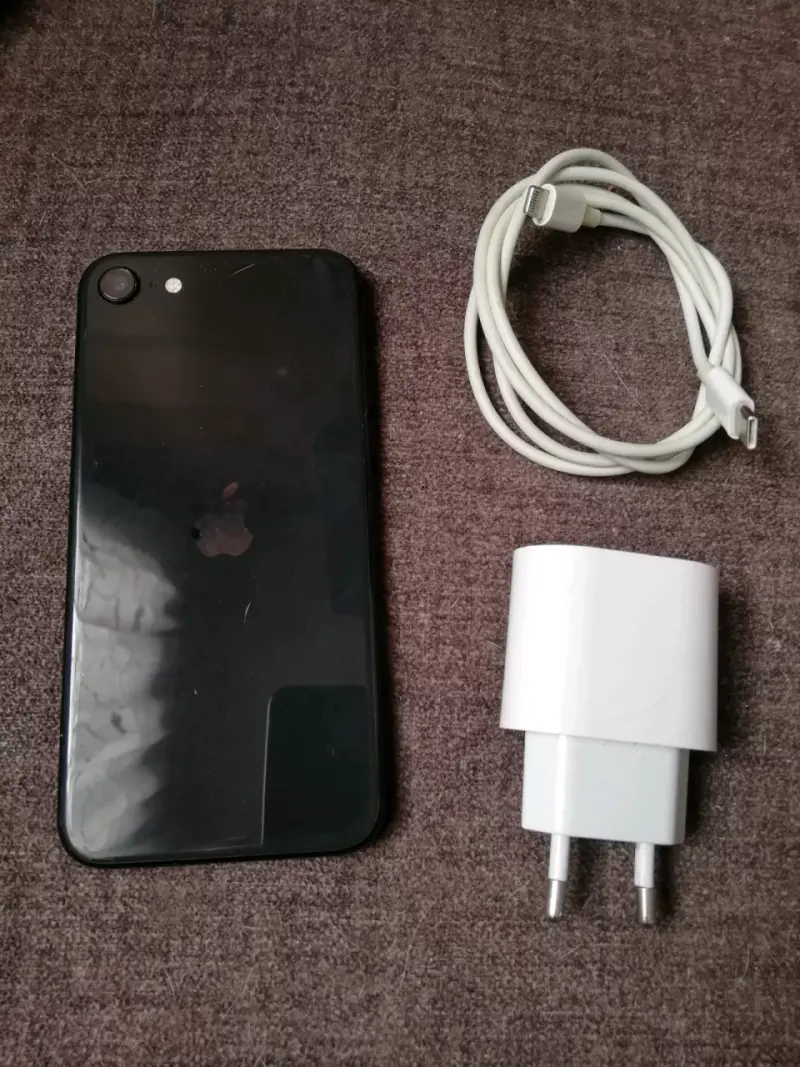 iPhone con cargador y cable - 2