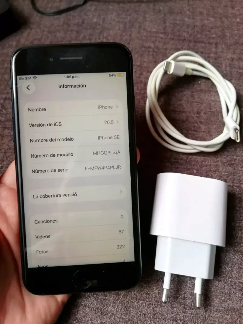 iPhone con cargador y cable - 3