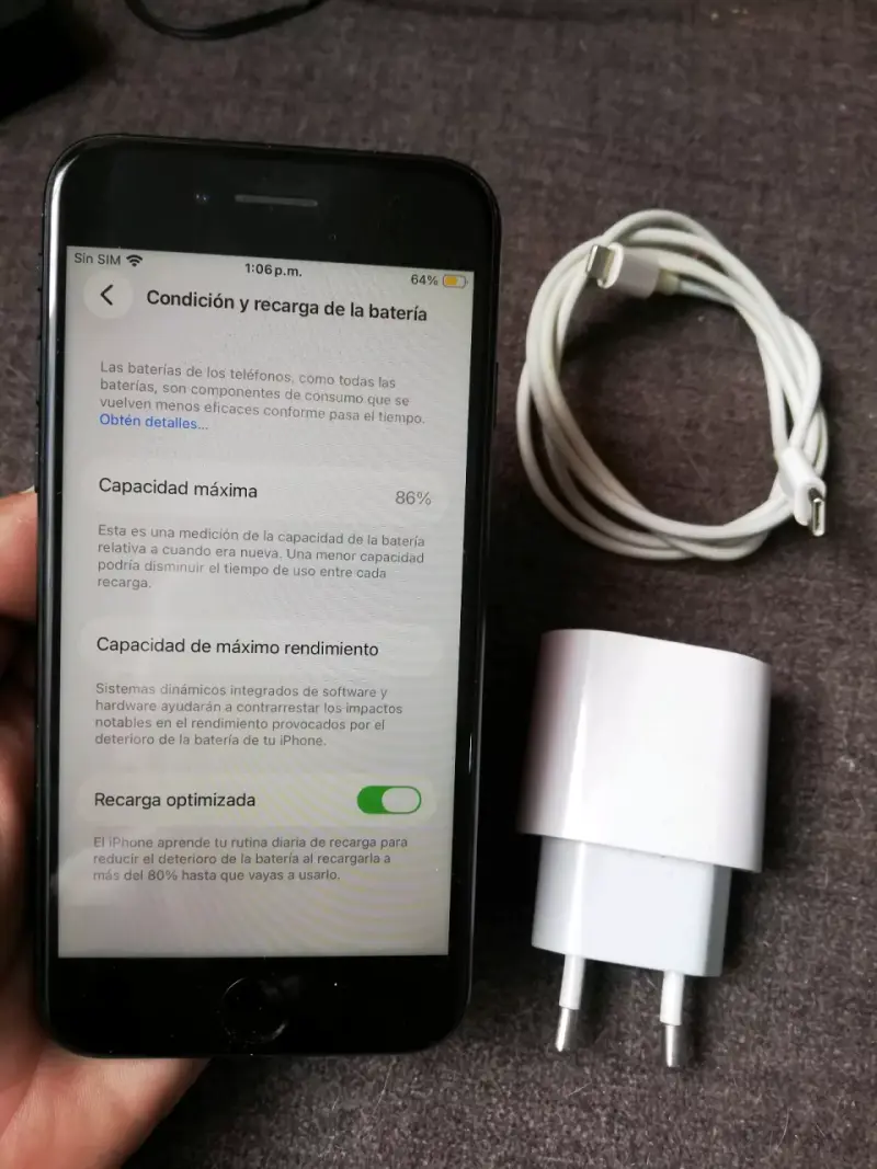 iPhone con cargador y cable - 4