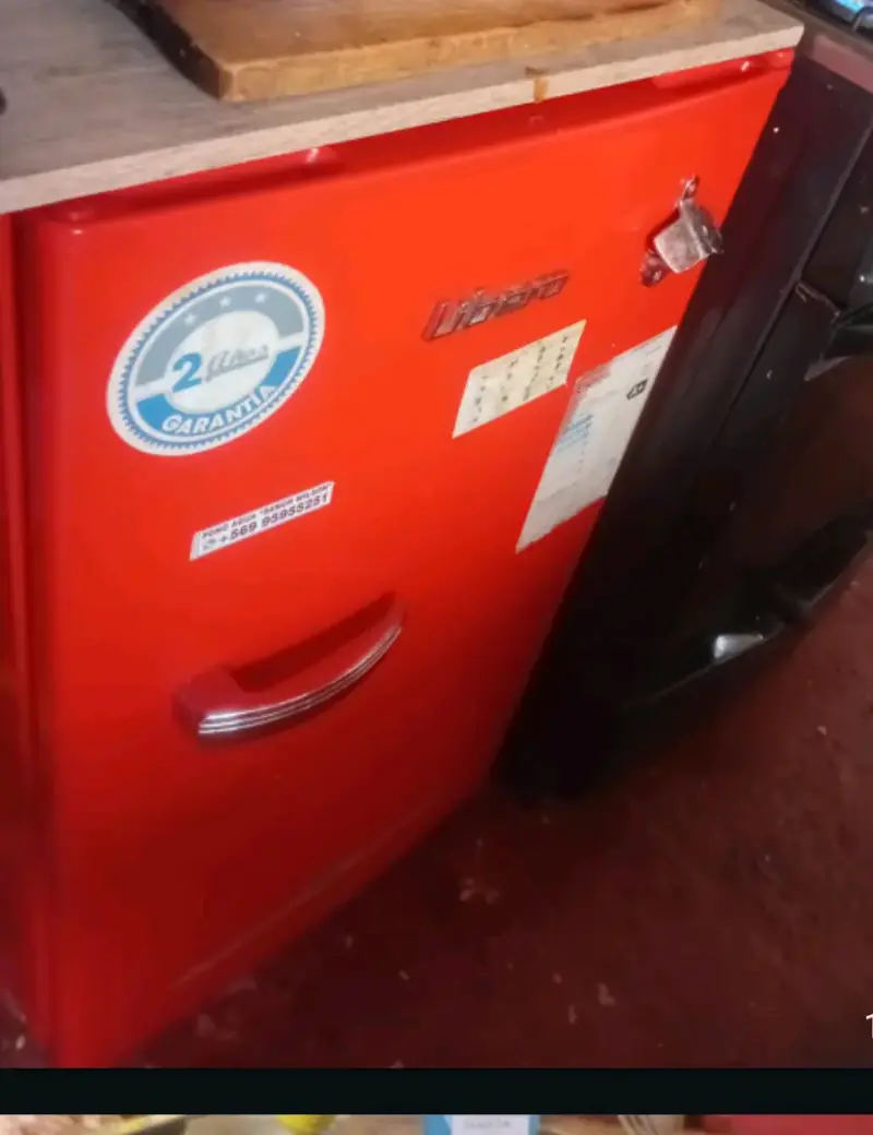 Refrigerador rojo Libero pequeño - 1