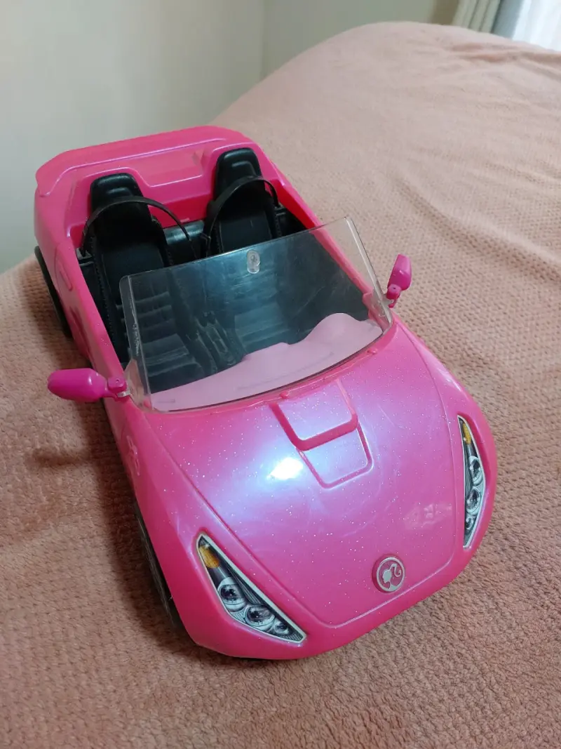 Auto de juguete de rosa convertible marca barbie