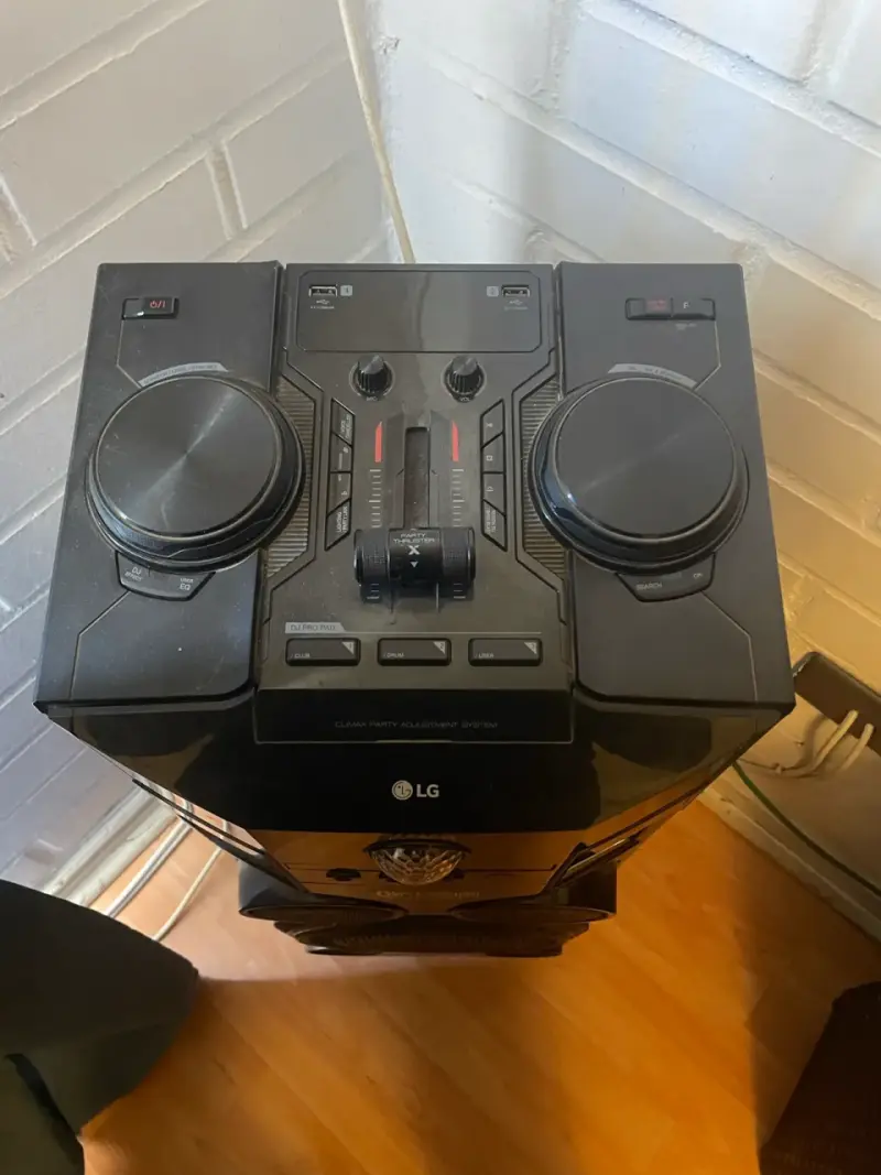 Sistema de sonido LG con DJ Pro - 1