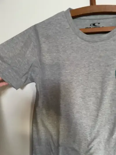 Polera gris con logo O'Neill - miniatura 2