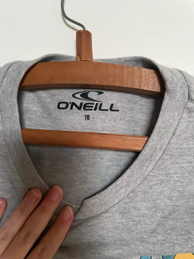 Polera gris con logo O'Neill - 3