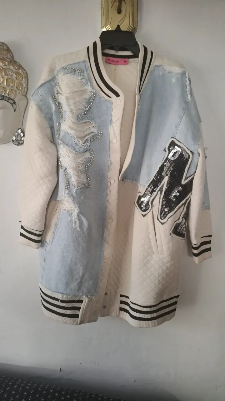 Chaqueta varsity denim y blanco