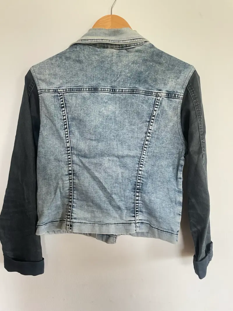 Chaqueta denim con mangas oscuras - 6
