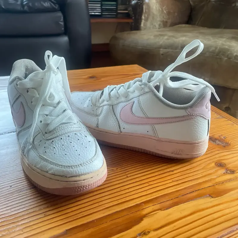 Zapatillas blancas con logo rosado - 1