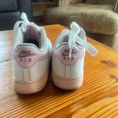 Zapatillas blancas con logo rosado - miniatura 2