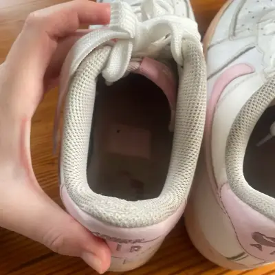 Zapatillas blancas con logo rosado - miniatura 3