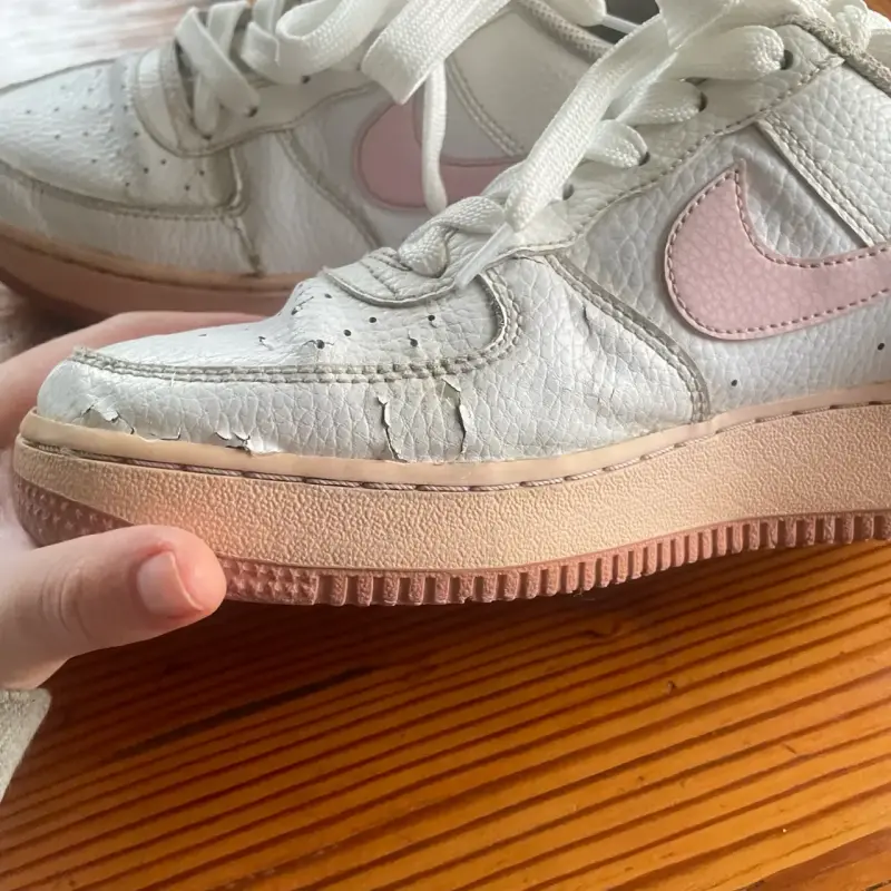 Zapatillas blancas con logo rosado - 4
