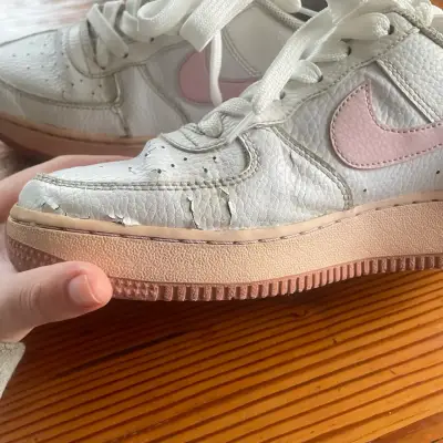 Zapatillas blancas con logo rosado - miniatura 4