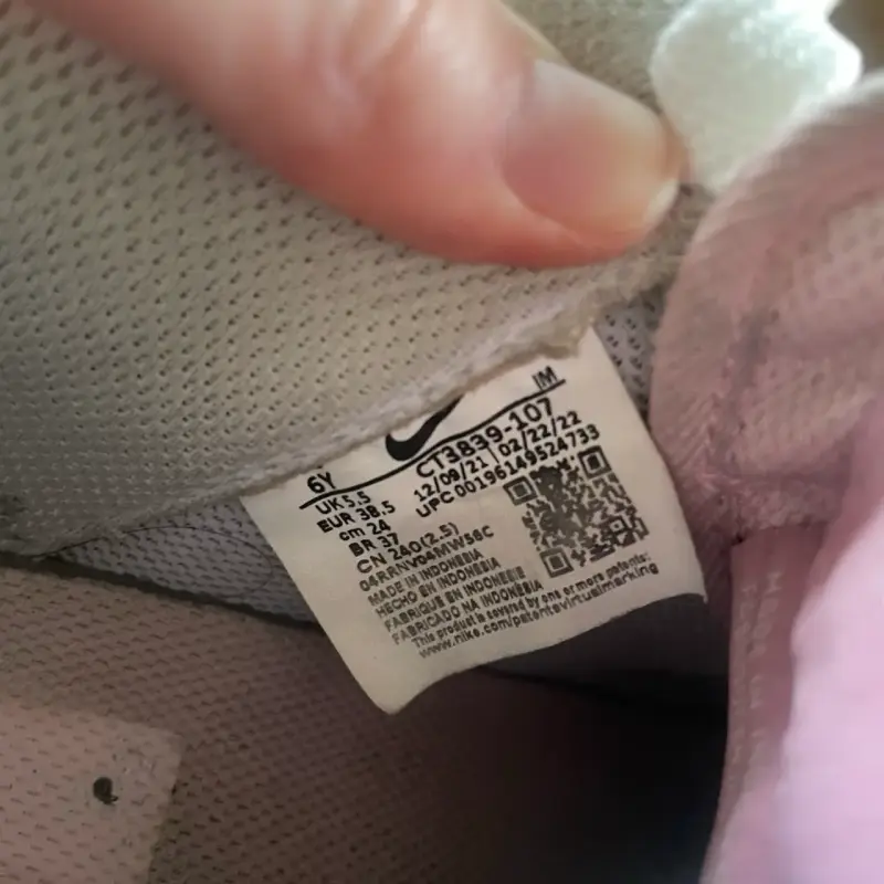 Zapatillas blancas con logo rosado - 5