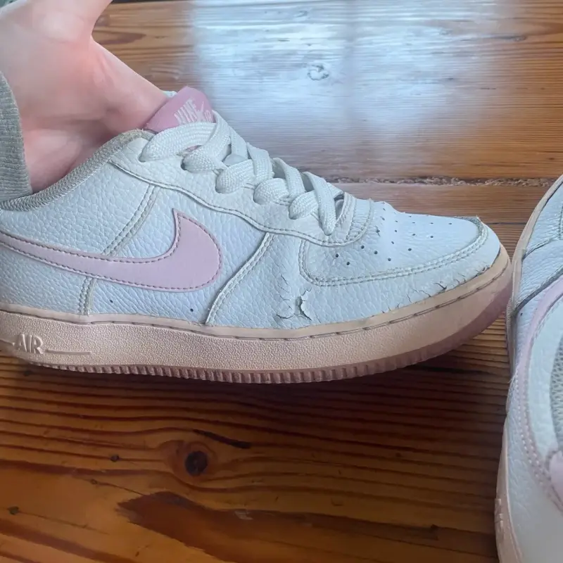 Zapatillas blancas con logo rosado - 6
