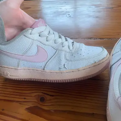 Zapatillas blancas con logo rosado - miniatura 6