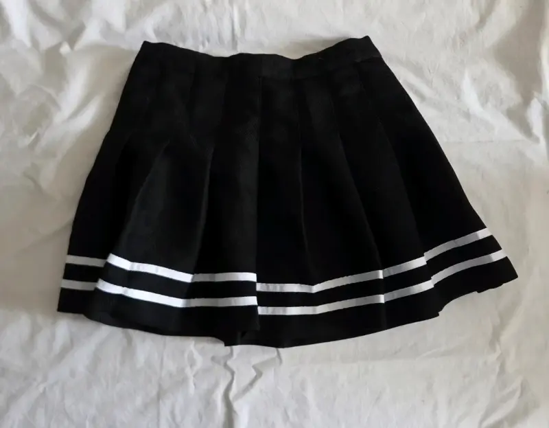 Falda corta negra con rayas - 1