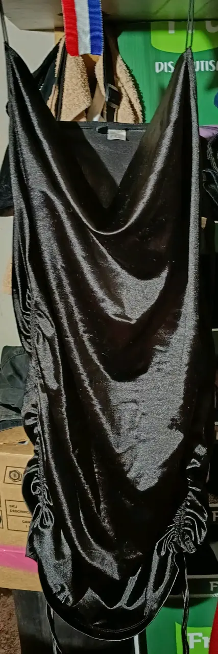 Vestido negro satinado