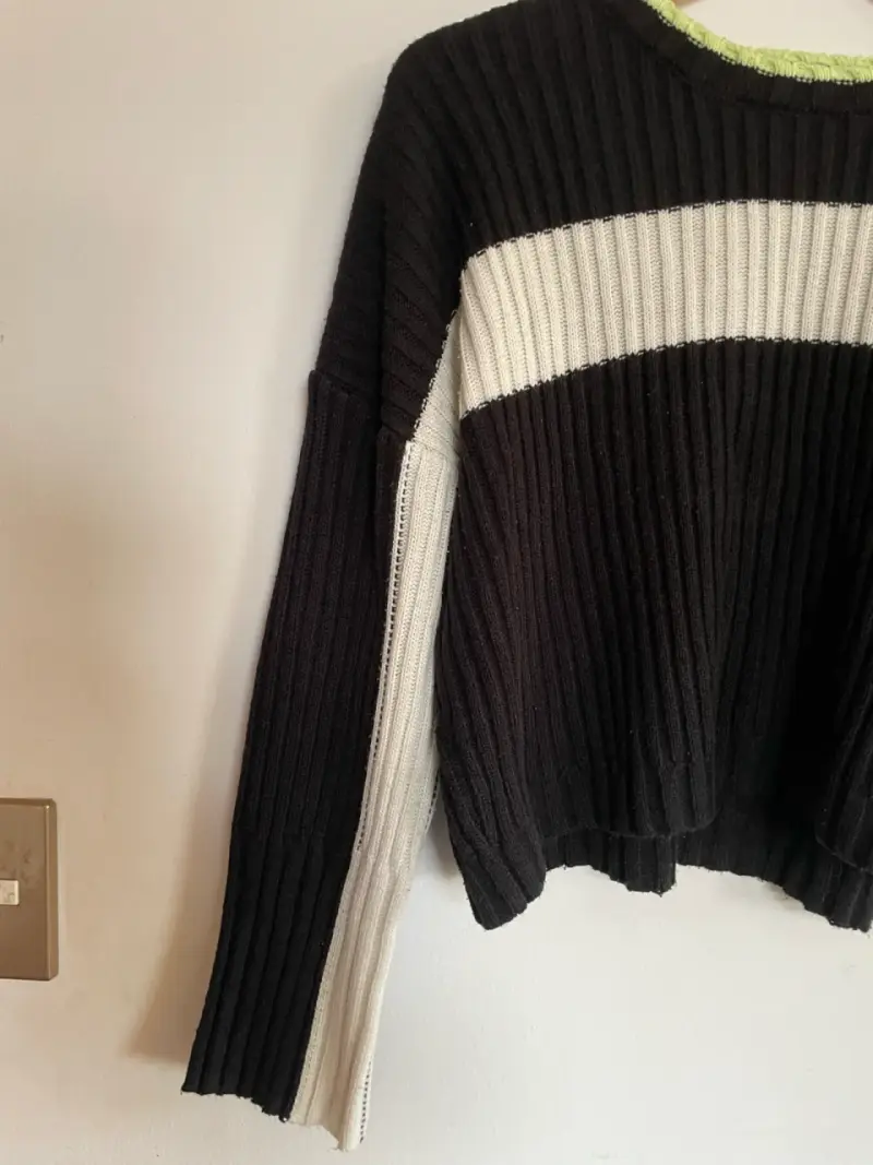 Suéter negro y blanco de punto - 2