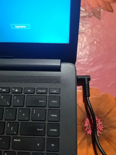 Notebook negro en buen estado - miniatura 1
