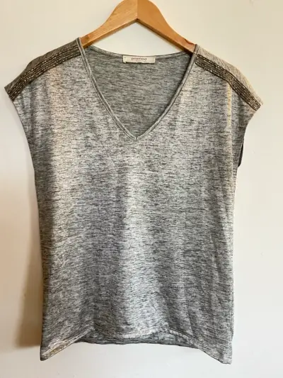 Polera gris con detalles brillantes - miniatura 1