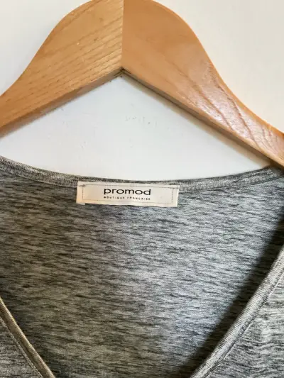 Polera gris con detalles brillantes - miniatura 2