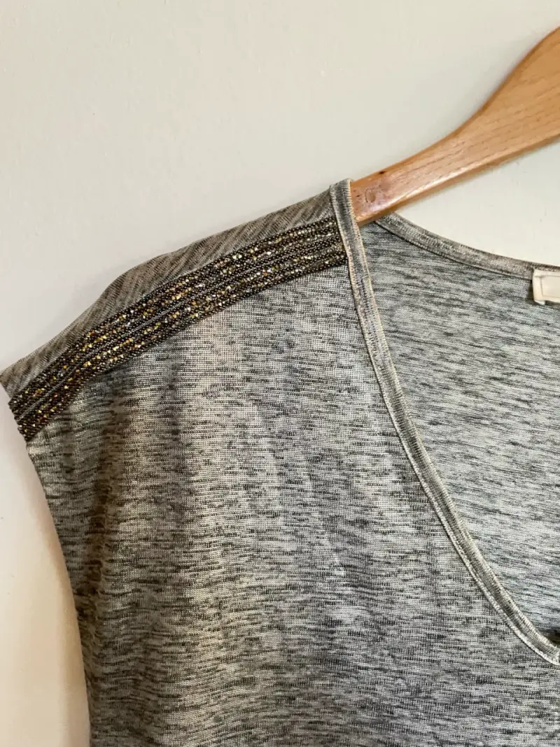 Polera gris con detalles brillantes - 3