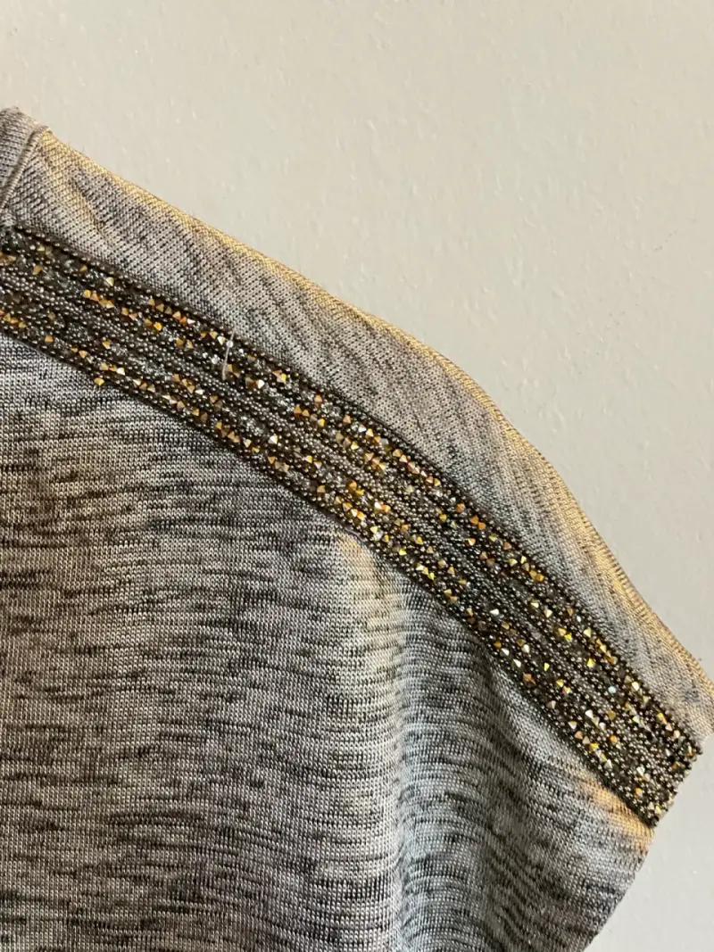 Polera gris con detalles brillantes - 4