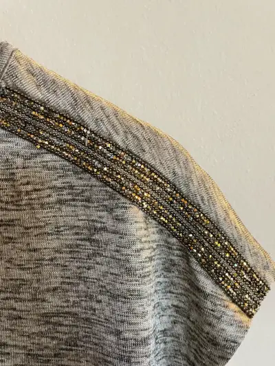 Polera gris con detalles brillantes - miniatura 4