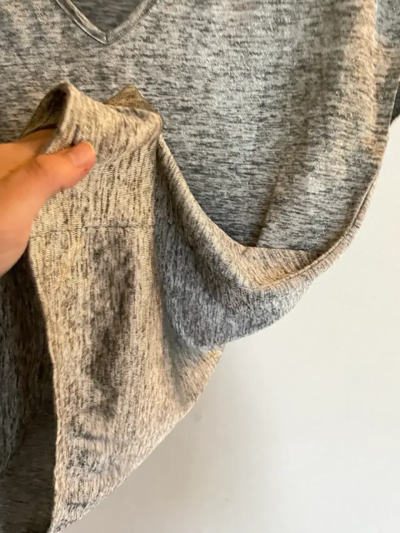 Polera gris con detalles brillantes - 5