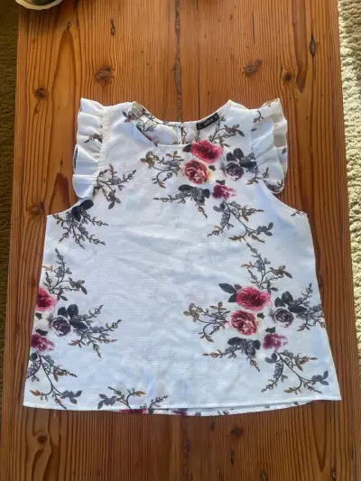 Blusa floral blanca con volantes - miniatura 1