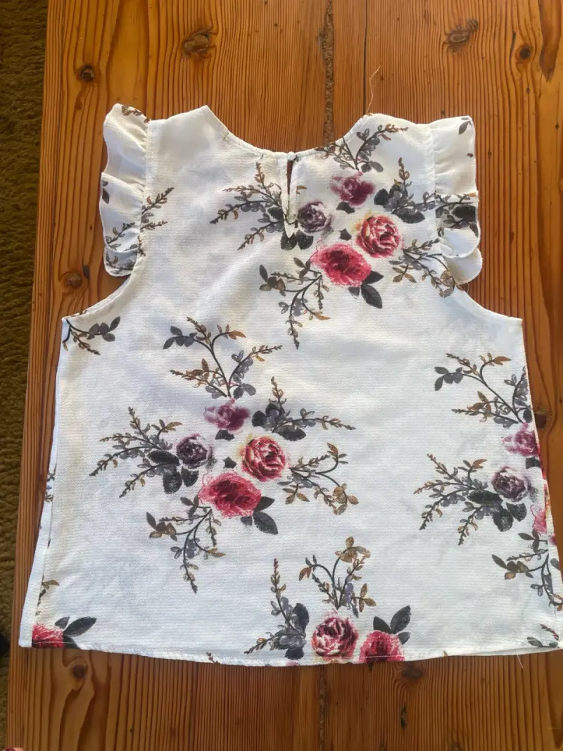 Blusa floral blanca con volantes - 5