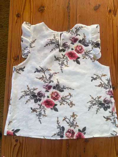 Blusa floral blanca con volantes - miniatura 5