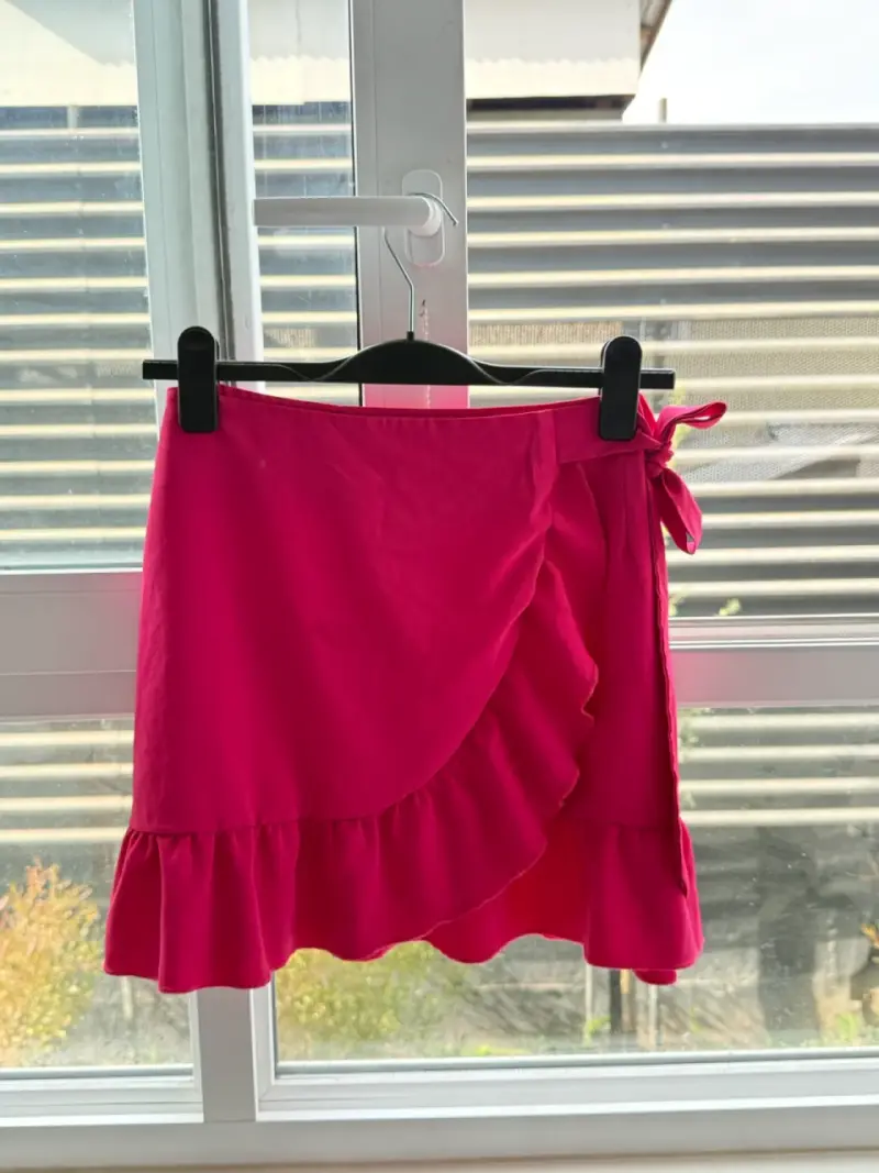 Falda corta fucsia con volantes - 1