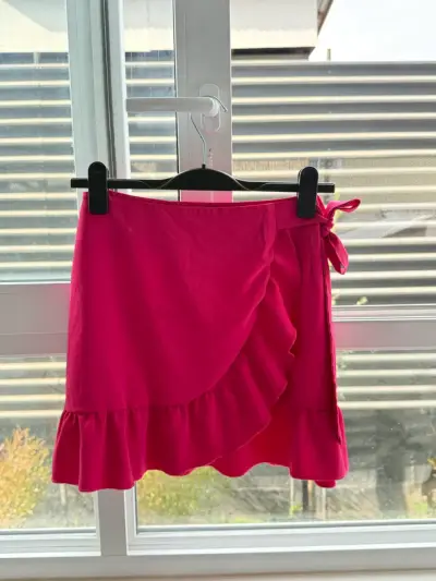 Falda corta fucsia con volantes - miniatura 1