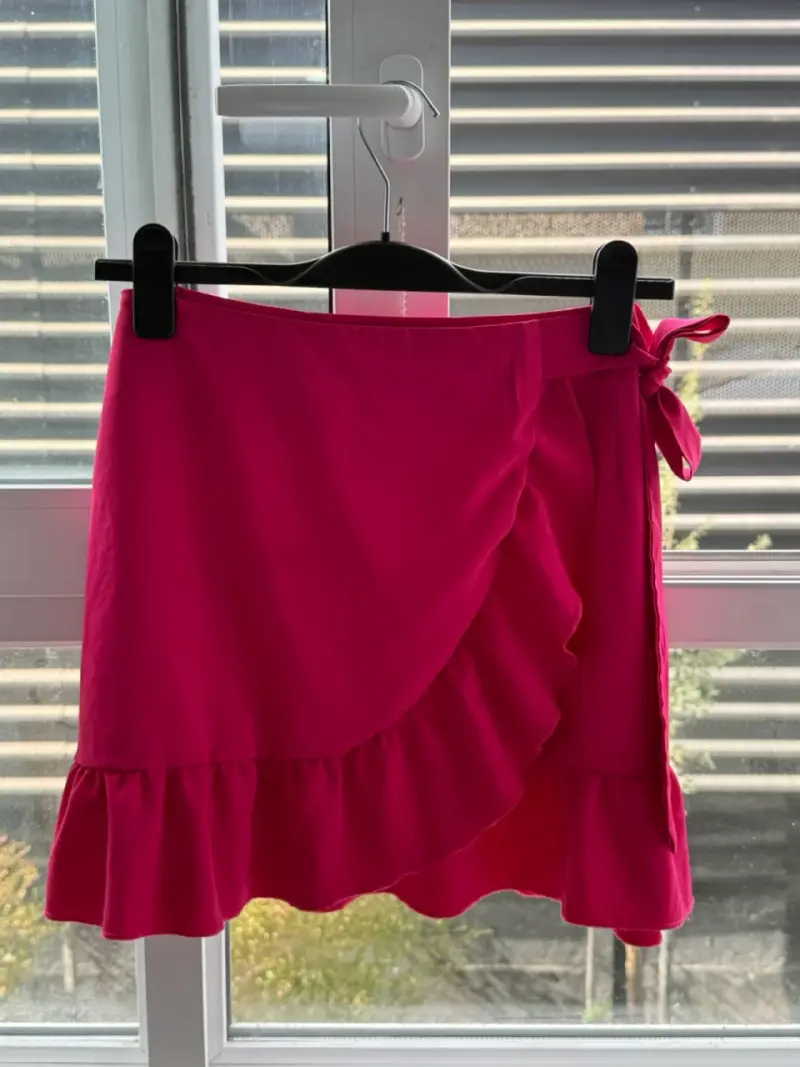 Falda corta fucsia con volantes - 2