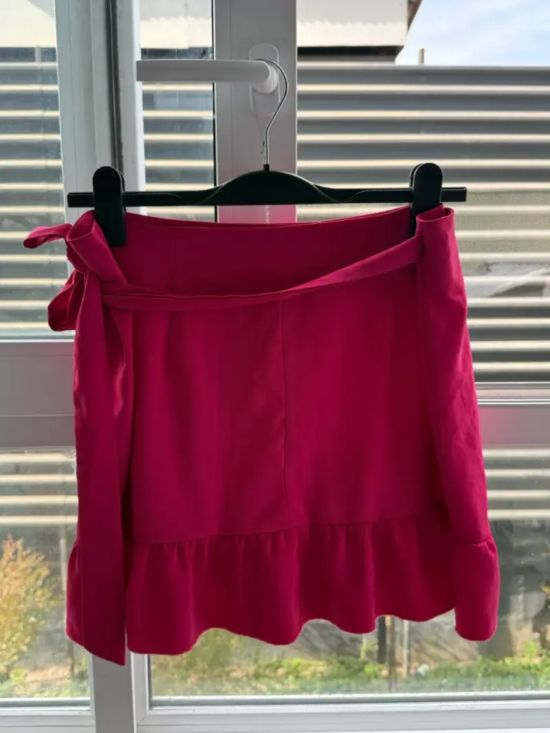Falda corta fucsia con volantes - 3