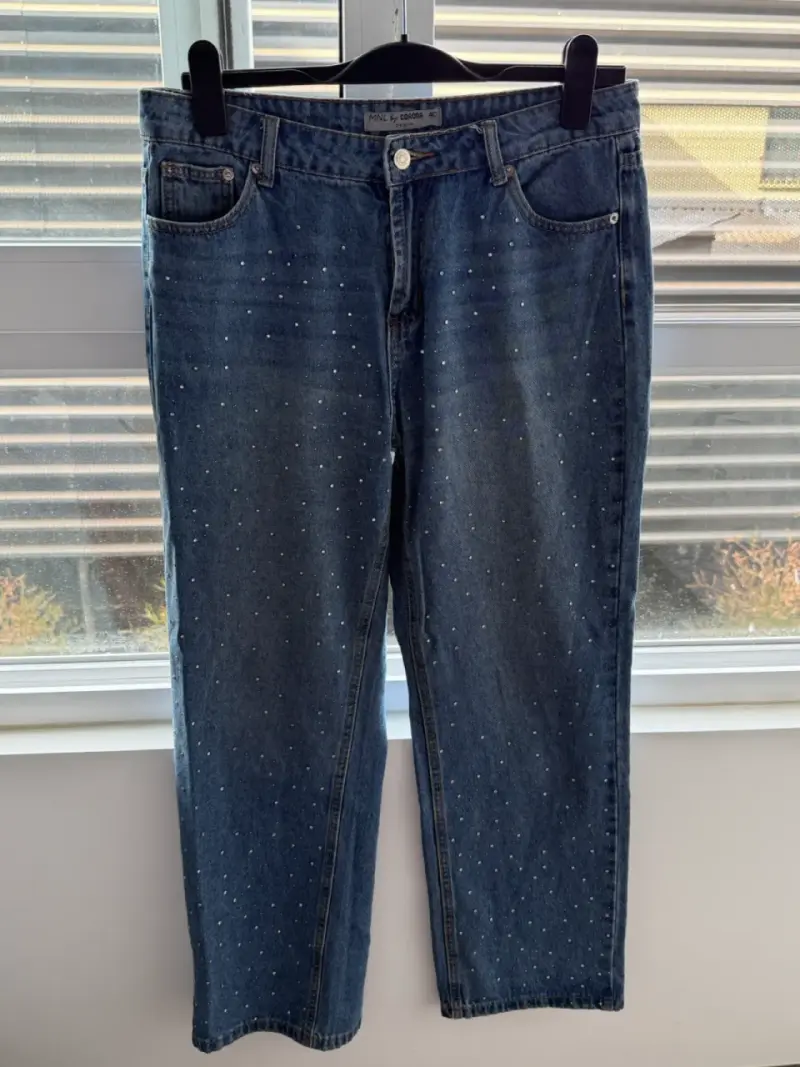 Jeans azul con perlas decorativas - 1