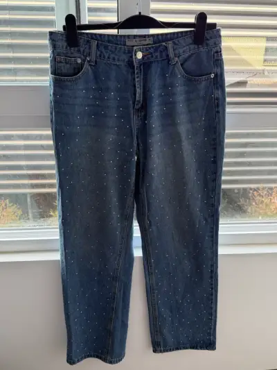 Jeans azul con perlas decorativas - miniatura 1